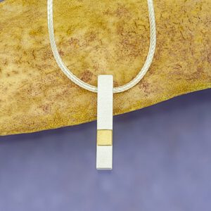 Pin pendant with fine gold square