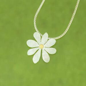 Flower pendant with fine gold point