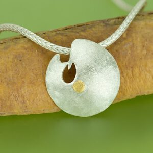 Pendant with fine gold point