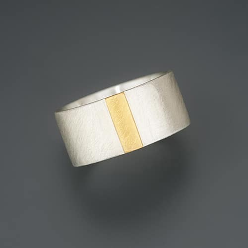 Ring with fine gold strip