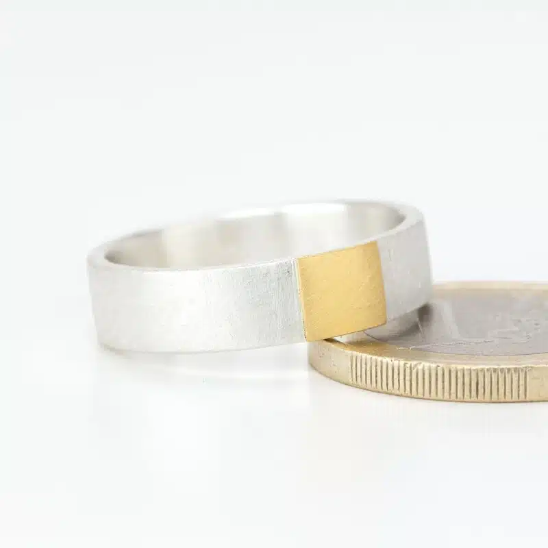 Ring with fine gold square