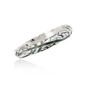 Ring with leaf pattern