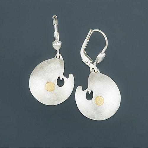 Earrings with fine gold point