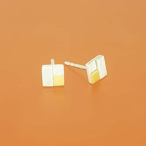 Ear studs with deeper fine gold squares side