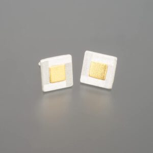 Stud earrings with fine gold squares