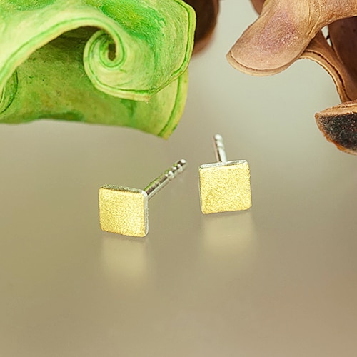 Stud earrings with fine gold square