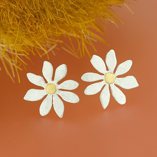 Flower stud with fine gold point