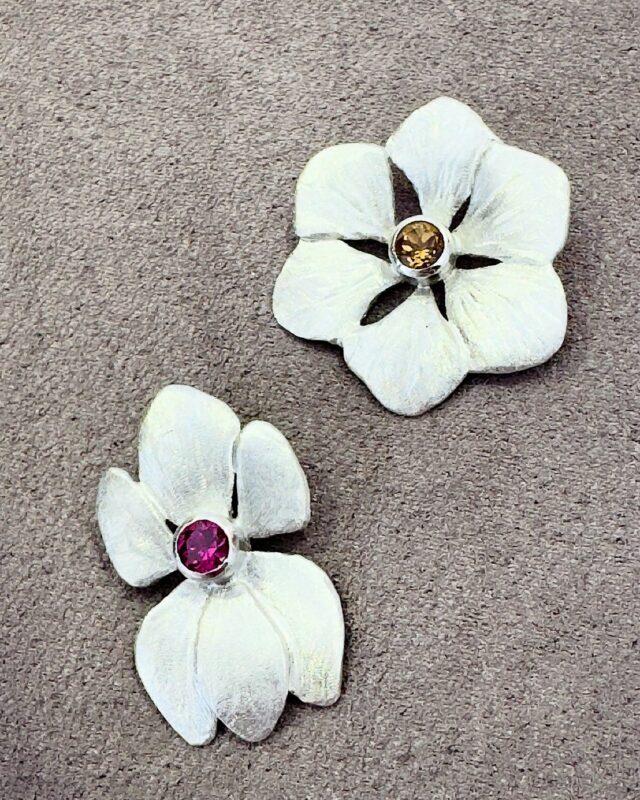 Gerade fertig geworden, aus der Werkstatt heraus neu auf unserem Stand. 
Heute, am 18.10.25 noch bis 18 Uhr in Karlsruhe auf dem Marktplatz. In 2025 unser letzter Markt unter freiem Himmel bei schönstem Herbstwetter. 
www.weidenthaler.shop
Dort findet ihr alle unseren restlichen Termine in 2025, kommt vorbei!
. 
. 
##silberschmuck #silverjewelry #schmuck #jewelry #weidenthalerschmuck #jewelleryactivist #thejewelleryactivist #contemporaryjewelry #instajewelry #jewelrygram #jewelryaddict #wearableart #lostinjewellerymagazine #jewelrydesign #jewelrydesigner #artistjewelry #jewelrylove #jewelryoftheday #choiceoftheday #etsy #styleinspo #unikat #unique #handarbeit #handmade #timeless