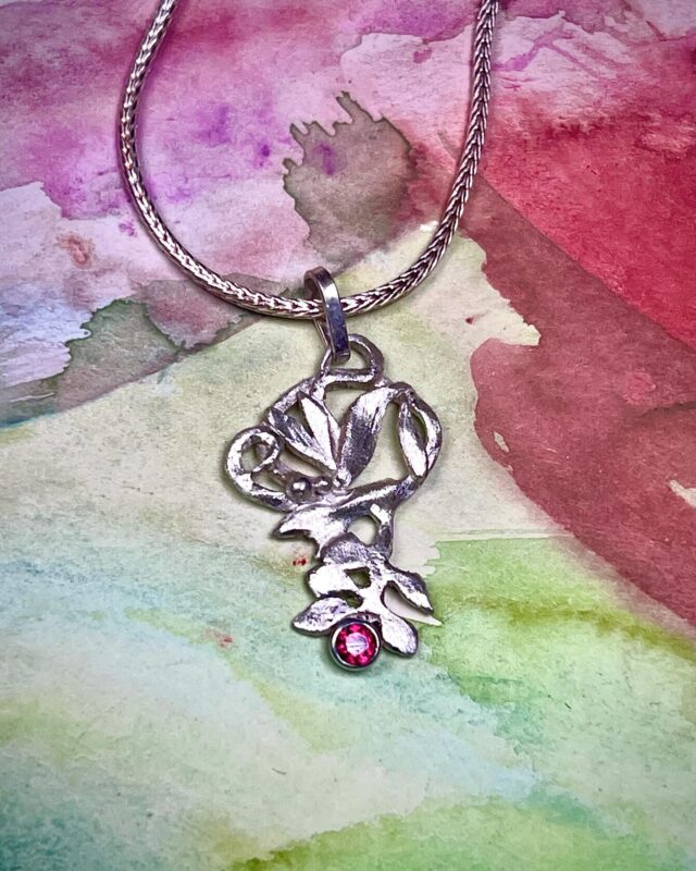 Pflanzen im Frühling sind immer gut-sogar als Kettenanhänger und da braucht man auch keinen grünen Daumen #weidenthaler#plants #pflanzen#silver#schmuck