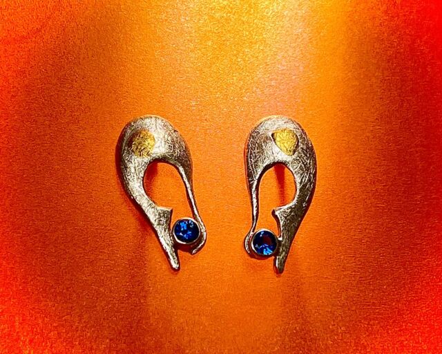 Kleine Ohrstecker mit Gold und Stein #ohrstecker#ohrschmuck #schmuckliebe#stecker#schmuckverrückt#silber#silverearing #silverjewellery #jewelry #weidenthaler#weidenthalermusiolik #weidenthalerschmuck #weidenthalerjewelry #weidenthalerjewelryart #design #schmuckphantasien #schmuckstück #künstlerschmuck#art#
