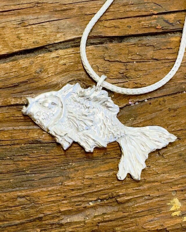 Neue Fischanhänger an unserem Stand in Achern auf der AllerHand. 
weidenthaler.shop
. 
. 
##silberschmuck #silverjewelry #schmuck #jewelry #weidenthalerschmuck #jewelleryactivist #thejewelleryactivist #contemporaryjewelry #instajewelry #jewelrygram #jewelryaddict #wearableart #lostinjewellerymagazine #jewelrydesign #jewelrydesigner #artistjewelry #jewelrylove #jewelryoftheday #choiceoftheday #etsy #styleinspo #unikat #unique #handarbeit #handmade #timeless