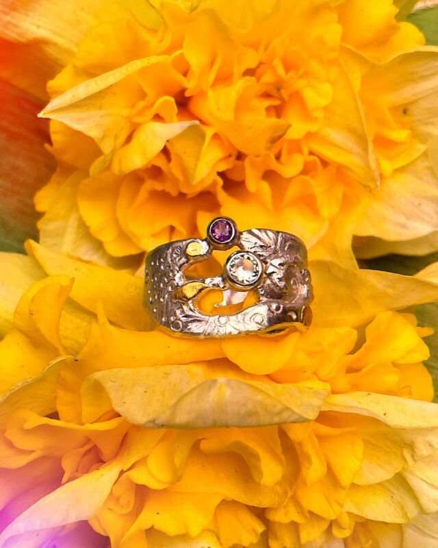 Ein weiterer verschlungener Ring mit gepunzten Ornamenten und Gold mit Osterglocken. Jetzt darf ich für die nächsten Posts noch ein paar Hasen fangen😅#silberringe#rings#ringverrückt#silber#silberschmuck#weidenthaler#weidenthalermusiolik #weidenthalerschmuck#weidenthalerjewelry #weidenthalershop#künstlerschmuck#osterüberraschung