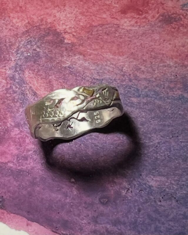 Und das ist der fertige Ring - heute in Freiburg Munzingen an unserem Stand- #munzingenweihnachtsmarkt#weihnachtsmarktmunzingen #weidenthaler#kunsthandwerkermarkt#künstlerschmuck#weidenthalermusiolik#weidenthalerschmuck#weidenthalerjewelryart #weidenthalershop