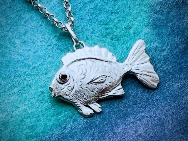 Ein Fisch, gesägt, geglüht und gelötet auf dem Weg in die große weite Welt.  #silber#silverpendant#fish #fisch#FischwochenimAtelier#silver#Anhänger#schmuck#weidenthaler#weidenthalerschmuck #weidenthalermusiolik #weidenthalerjewelry #weidenthalerjewelryart #weidenthalershop #musiolik#weidenthalerfische
