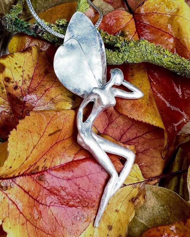 Es herbstet und diese Elfe ist der erste meiner doch etwas älteren Aufträge. Silberelfe#märchenwelt#sagenwelt#elfen#fabelwesen#silberanhänger#silverpendant#special #weidenthaler#weidenthalerschmuck #weidenthalerjewelry #weidenthalermusiolik #weidenthalershop #weidenthalerjewelryart