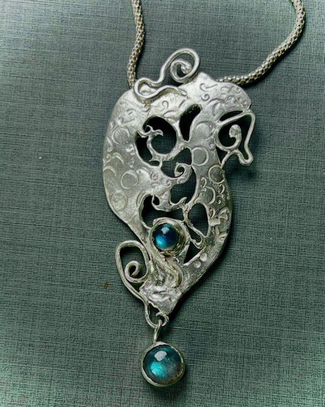 Ornamente gesägt,gepunzt und gelötet -ein Anhänger in Silber mit Labradorit  #silver#weidenthaler#weidenthalerjewelry #pendant#ornament