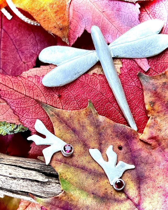 Silberstecker mit Libelle - noch ein bischen Sommer in Silber gebannt vor herbstlichem Hintergrund- fährt morgen mit nach Achern zur Allerhand#libellule #libellen #sommer#summer #silber #silverjewellery #weidenthaler#weidenthalermusiolik #weidenthalerschmuck #weidenthalershop #weidenthalerjewelryart #künstlerschmuck#designerschmuck#handgefertigt#reminder