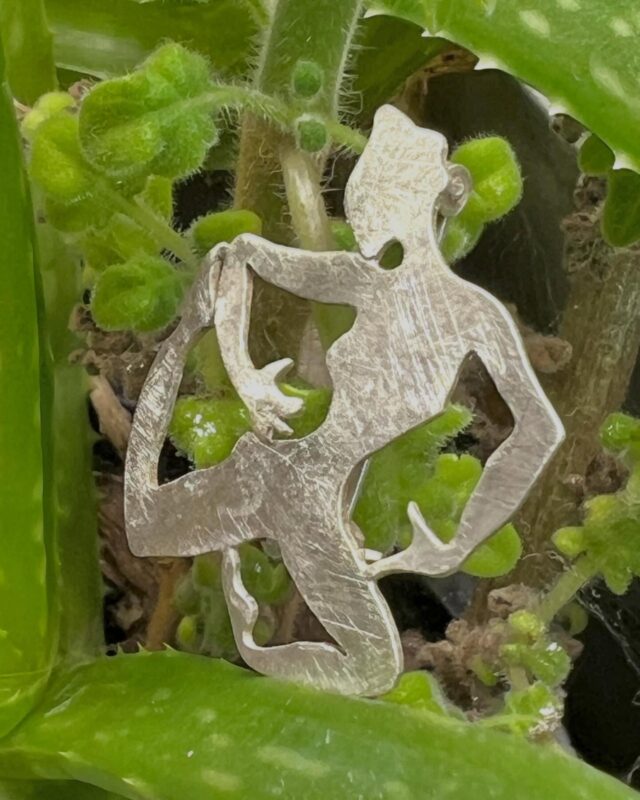 Weil es Ostern ist verstecken wir die Brosche im Grünen #silber#brosche#weidenthaler#weidenthalerschmuck#silver